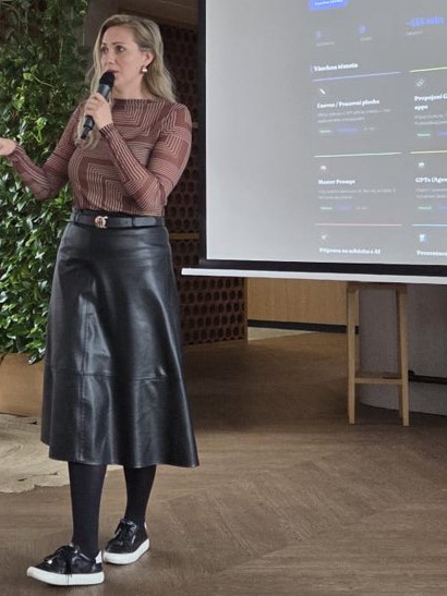 Petra s mikrofonem vysvětluje u promítaného přehledu